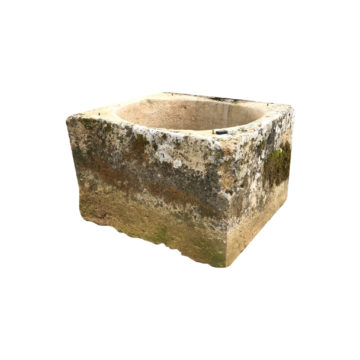 puits carré en pierre calcaire ancienne