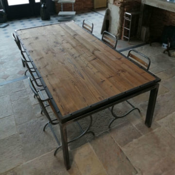 grande table en métal avec son plateau