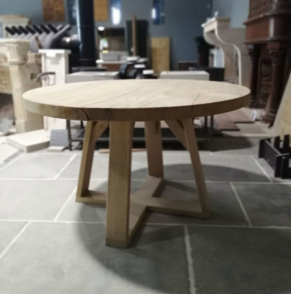 table ronde en chêne brossé dans notre showroom