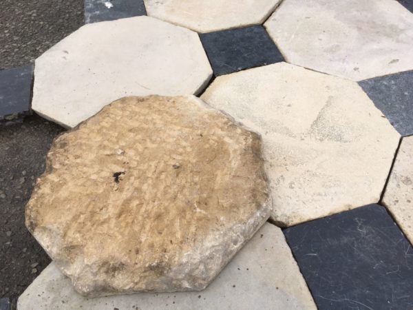détail de la dalle ancienne posé au sol