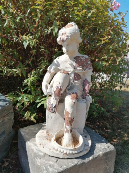 statue ancienne d'une baigneuse