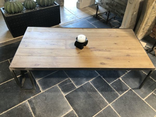 table basse neuve avec un plateau en chêne