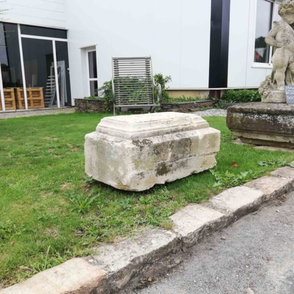 socle en pierre claire de couleur blanc