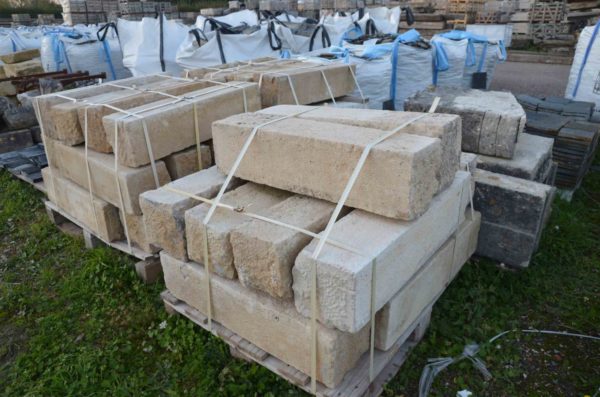 Lot de bordures anciennes beige