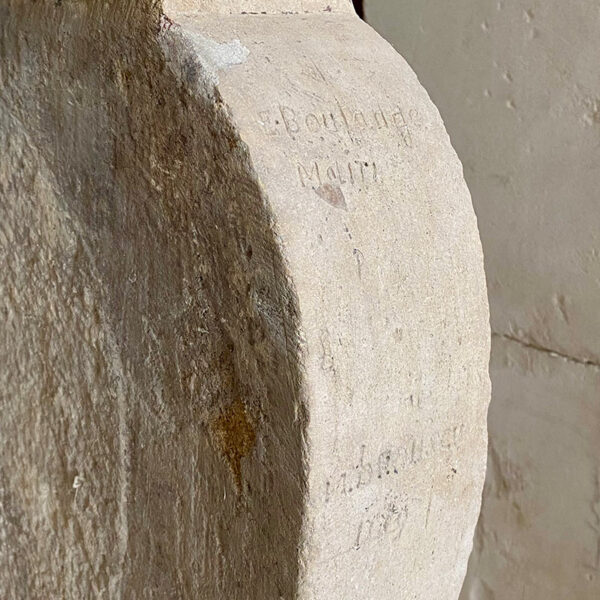 Inscription sur les jambage de la cheminée