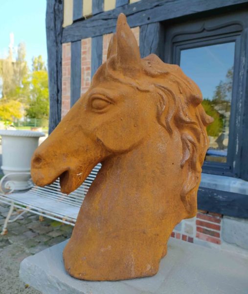 statue de réédition en forme de tête de cheval