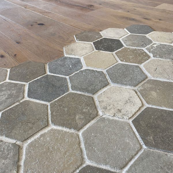 Dallage de forme hexagonale avec du parquet