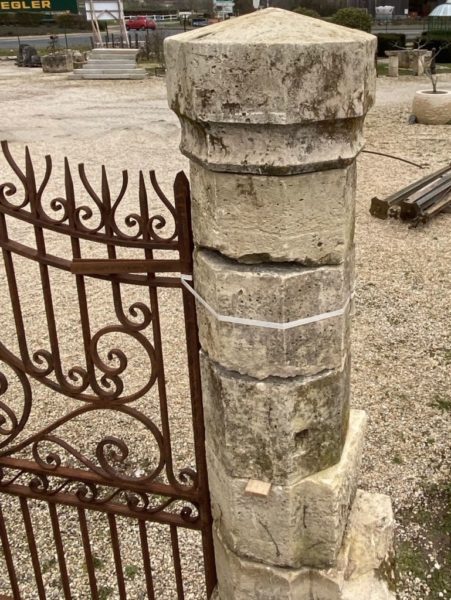 pilier ancien en pierre calcaire