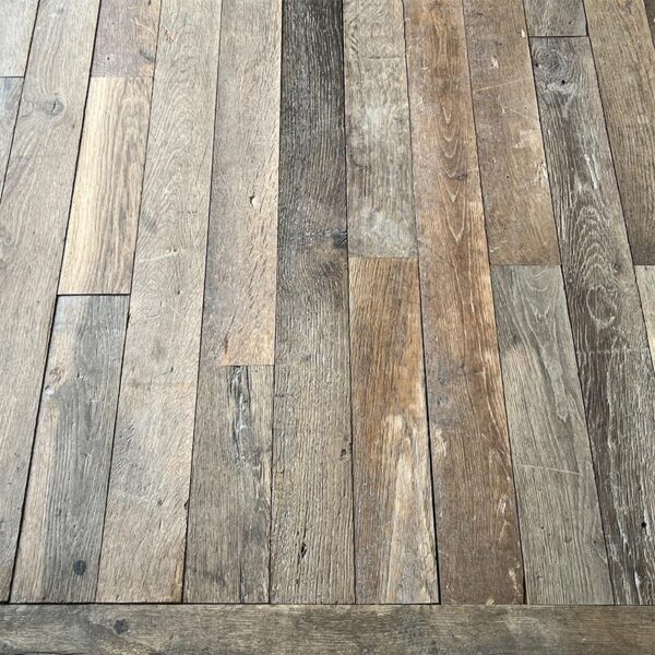 Vieux parquet haussmannien en chêne recalibré