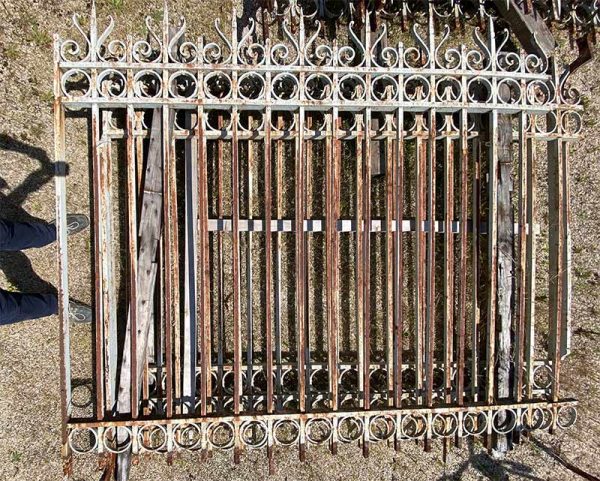 Grilles anciennes avec un barreaudage en carré