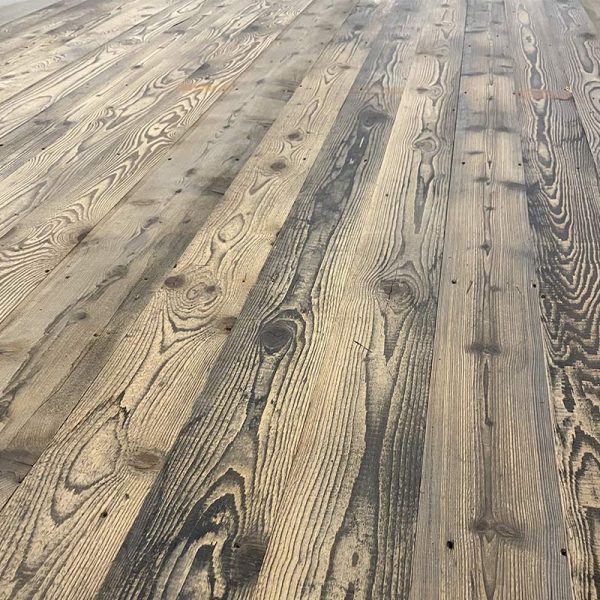 Large stock du vieux plancher sapin