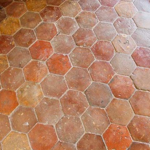 Sol ancien en terre cuite hexagonales