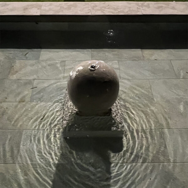 Bassin avec jet d'eau sortant d'une sphère