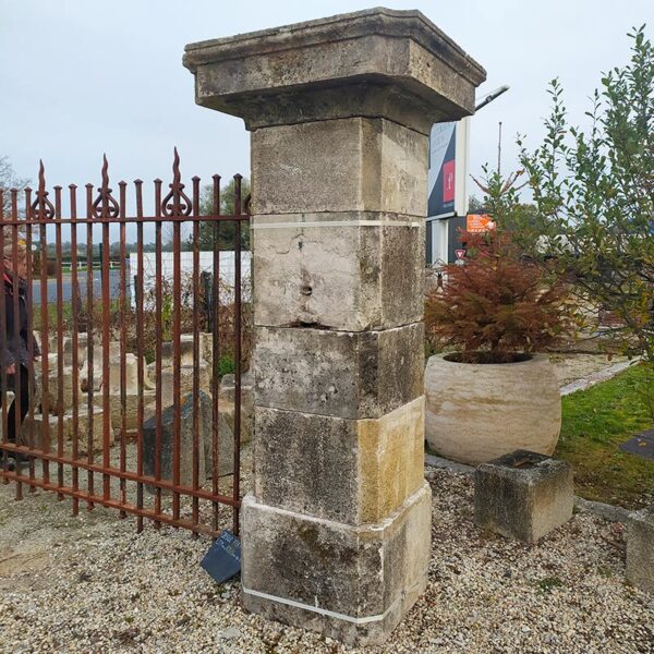 Colonne en pierre pour aménagement d'extérieur