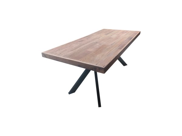 Table en vieux chêne et pieds métalliques