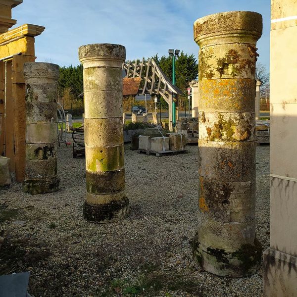 Colonne ancienne en pierre calcaire