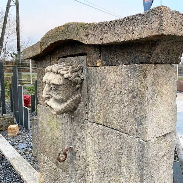 Détail frontal de la fontaine