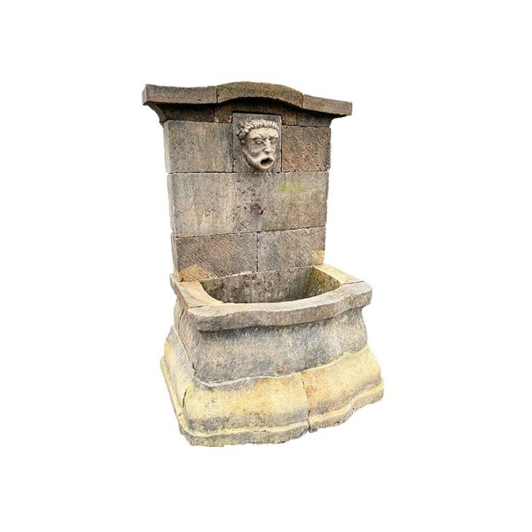 Fontaine ancienne frontale en pierre calcaire