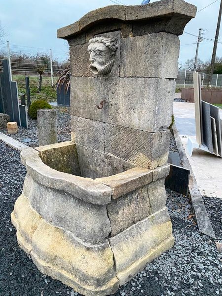 Fontaine de jardin ancien frontale