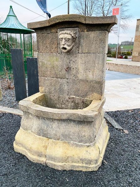 Fontaine en pierre ancienne frontale
