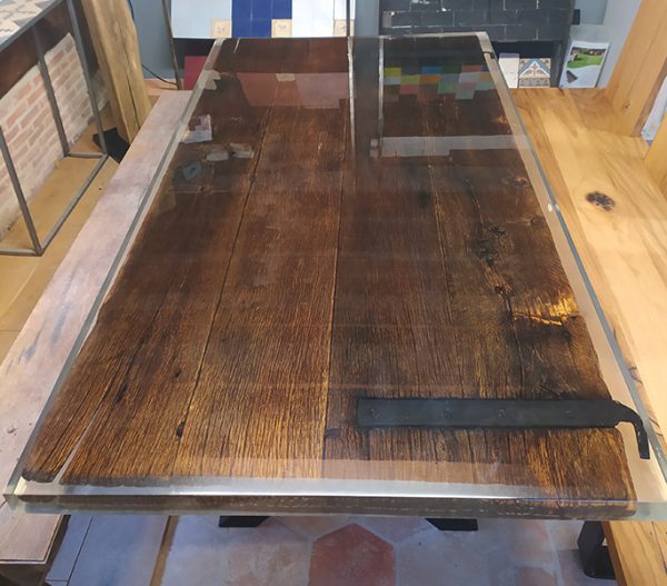 Table avec surface en epoxy