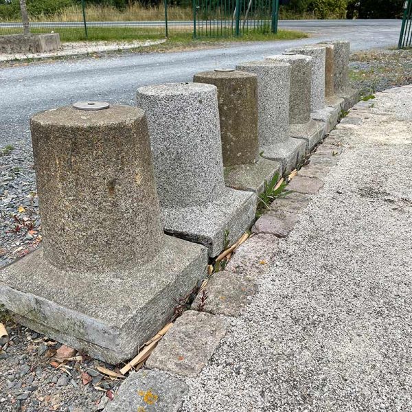 8 Bornes en granit pour délimiter les espaces