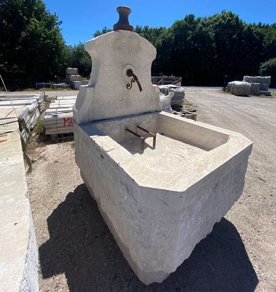 Fontaine ancienne avec une borne en fonte