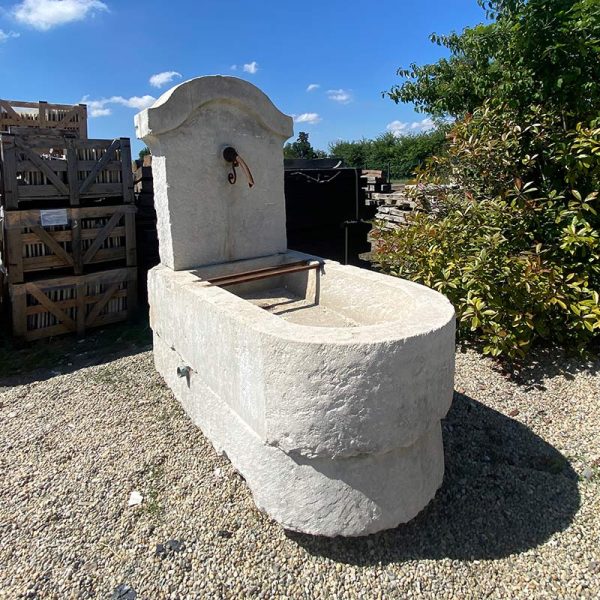 Fontaine en forme de chapeau de gendarme