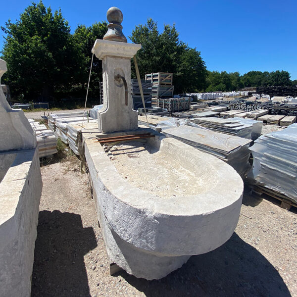 Fontaine de jardin taille lo,gue