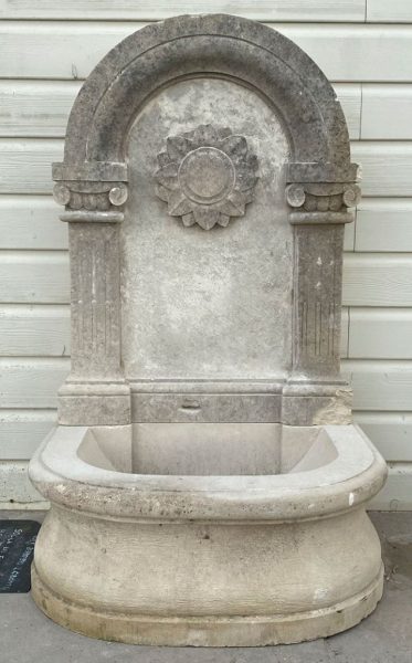 Fontaine en pierre calcaire neuve