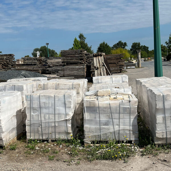 Stock de blocs en pierre calcaire dans notre dépôt