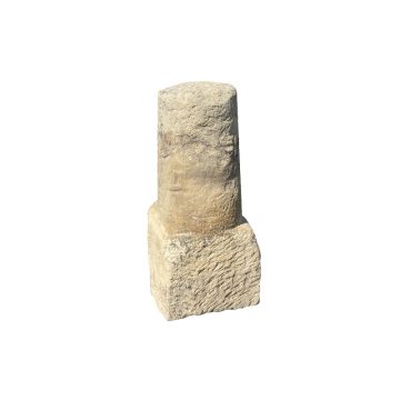 Très anciennes bornes en pierre calcaire