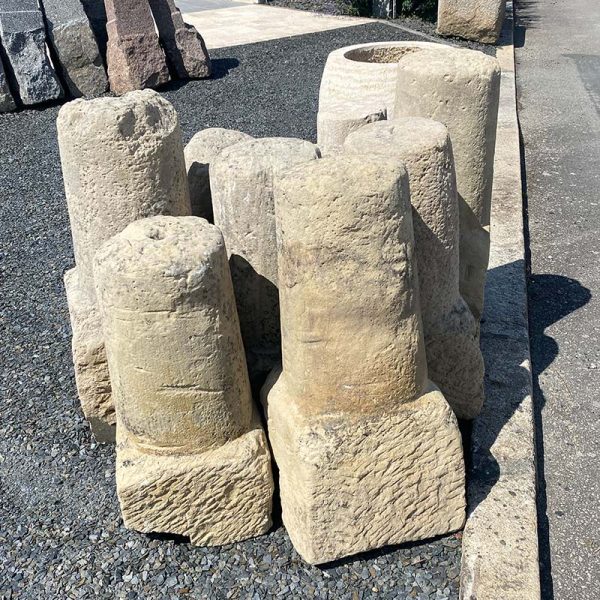 Bornes anciennes en pierre authentique