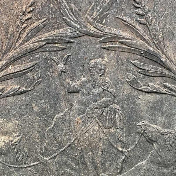 Détails du dieux neptune sur la plaque avec un laurier