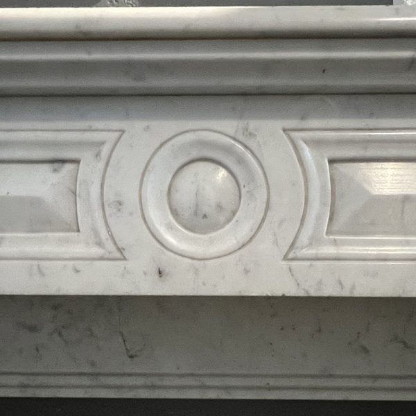 Motif de la cheminée en marbre blanc