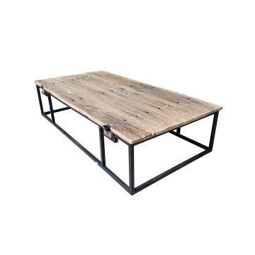 Table basse avec une porte de grange et des pieds en métal