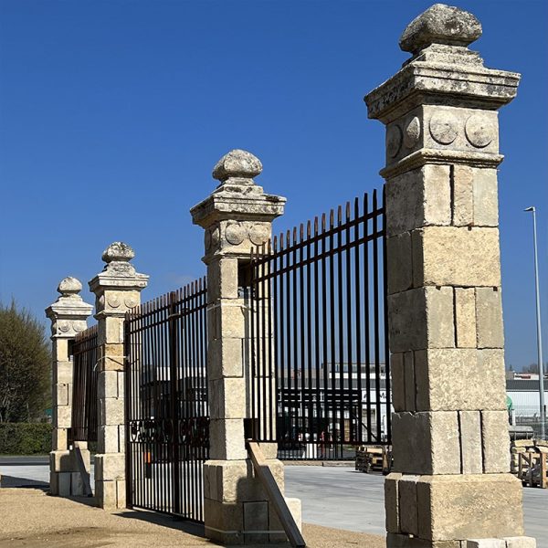 Entrée avec des piliers anciens