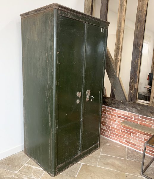 Armoire verte ancienne