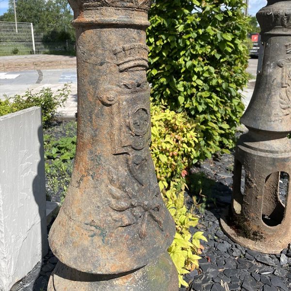 Détails de la fonte du lampadaire