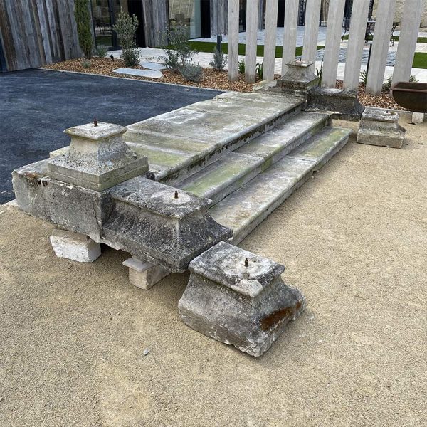 Perron ancien avec ses deux socles