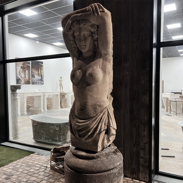 Sculpture d'une femme nue en pierre calcaire