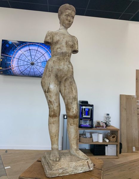Statue de femme en tadelack ancienne