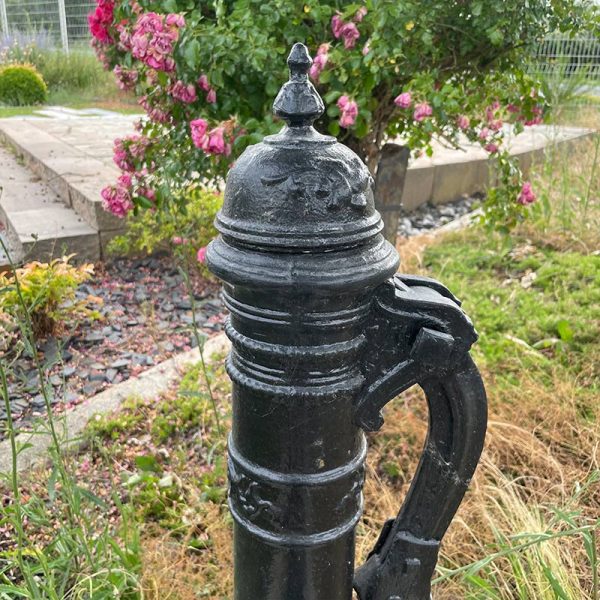 Ancienne pompe manuelle en fonte pour jardin