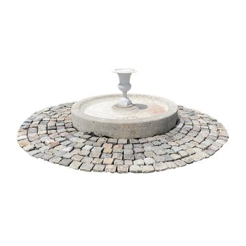 Bain d'oiseau ancien avec vase et pavés