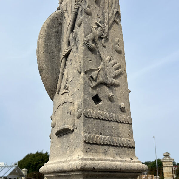 Épee et gand en sculpture sur l'obélisque