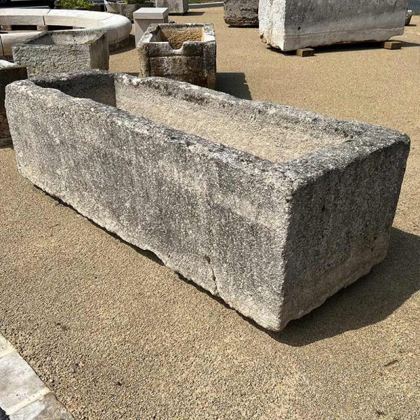 Grand bac ancien en pierre calcaire