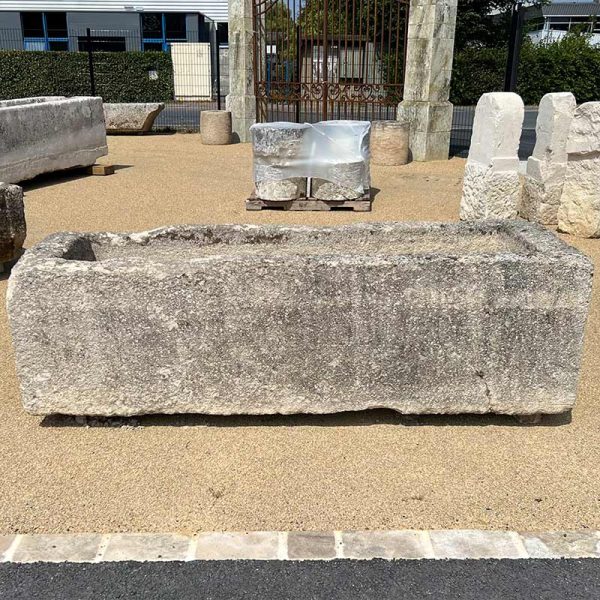 Grand bac ancien en pierre