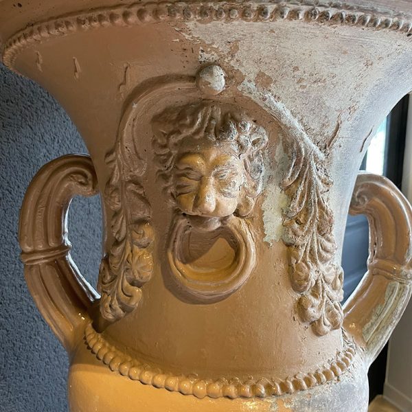 Vase Médicis ancien en terre cuite vernissée monobloc