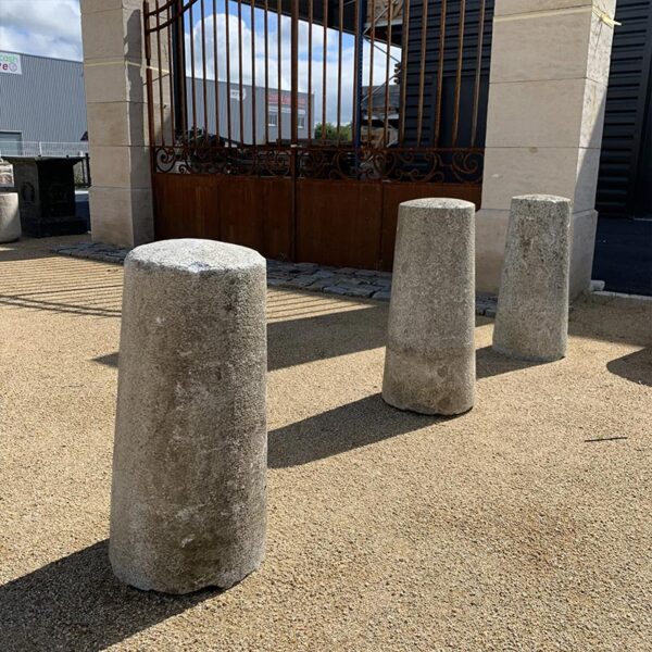 Lot de 35 bornes en granit