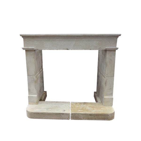 Cheminée en pierre calcaire avec son socle